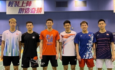 李梓嘉和刘国伦(中),加入香港羽球队男单部门一起训练,以备战亚洲锦标赛。-摘自推特- 李梓嘉和刘国伦(中),加入香港羽球队男单部门一起训练,以备战亚洲锦标赛。-摘自推特-
