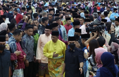 吉打苏丹沙烈胡丁(身穿黄衣者)在安华陪同下莅临昌明大马开斋节餐会。-马新社- 吉打苏丹沙烈胡丁(身穿黄衣者)在安华陪同下莅临昌明大马开斋节餐会。-马新社-