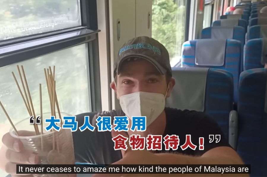 澳洲夫妇约翰和洁伊是于5月7日将旅行视频分享到Youtube,并述说了在东海岸旅行的美好体验。-截图自视频,精彩大马制图- 澳洲夫妇约翰和洁伊是于5月7日将旅行视频分享到Youtube,并述说了在东海岸旅行的美好体验。-截图自视频,精彩大马制图-