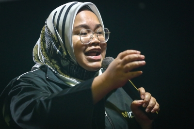 阿美拉质疑,政府是否也要搜查和扣押所有印有彩虹的产品,甚至是小商店。-Yusof Mat Isa摄- 阿美拉质疑,政府是否也要搜查和扣押所有印有彩虹的产品,甚至是小商店。-Yusof Mat Isa摄-