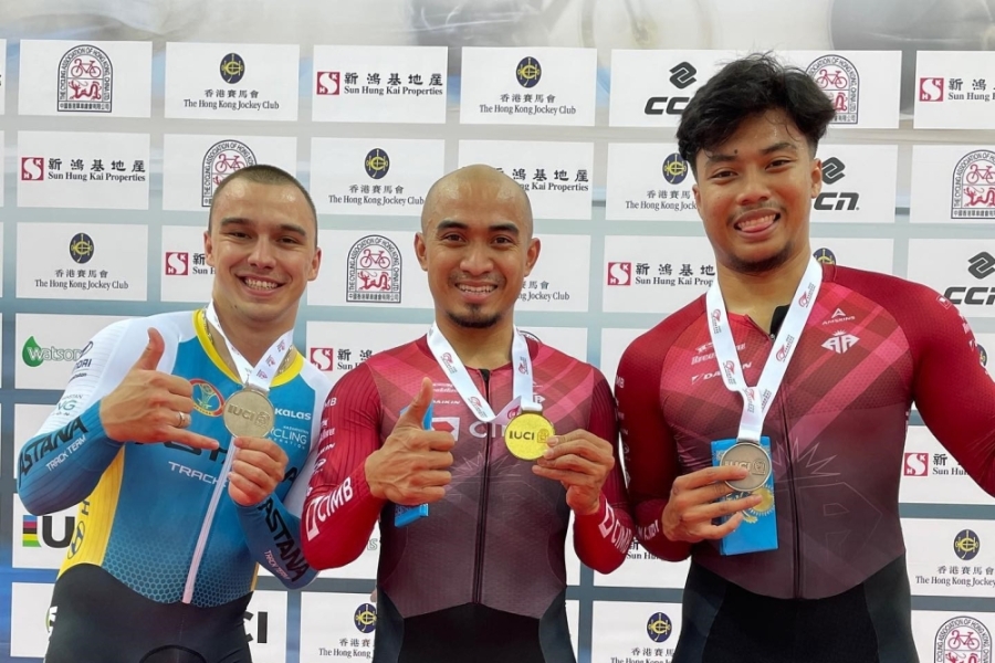 去年才动了心脏大手术后久休复出的“袖珍火箭”阿兹祖哈斯尼(中),在香港场地脚车杯I及II赛中不到24小时,已经横扫争先赛和麒麟赛3金,实现“王者归来”。-摘自阿兹祖脸书- 去年才动了心脏大手术后久休复出的“袖珍火箭”阿兹祖哈斯尼(中),在香港场地脚车杯I及II赛中不到24小时,已经横扫争先赛和麒麟赛3金,实现“王者归来”。-摘自阿兹祖脸书-