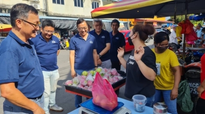 刘华才(中)于周日(28日)到雪州双溪比力与当地的党基层及人民会面。-图由民政党提供- 刘华才(中)于周日(28日)到雪州双溪比力与当地的党基层及人民会面。-图由民政党提供-