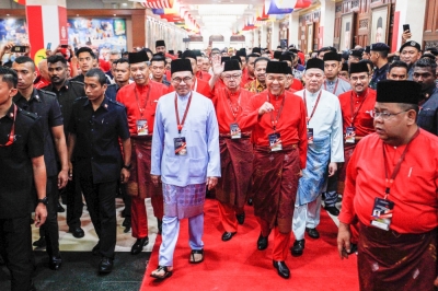 安华(中)相隔25年后再度出席巫统代表大会,受到巫统领袖和代表的热烈欢迎。-SAYUTI ZAINUDIN摄- 安华(中)相隔25年后再度出席巫统代表大会,受到巫统领袖和代表的热烈欢迎。-SAYUTI ZAINUDIN摄-