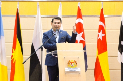 拉菲兹指出,当1500令吉最低薪金制从本月全面落实,政府不排除这将导致通胀微升的可能性。-Miera Zulyana摄- 拉菲兹指出,当1500令吉最低薪金制从本月全面落实,政府不排除这将导致通胀微升的可能性。-Miera Zulyana摄-