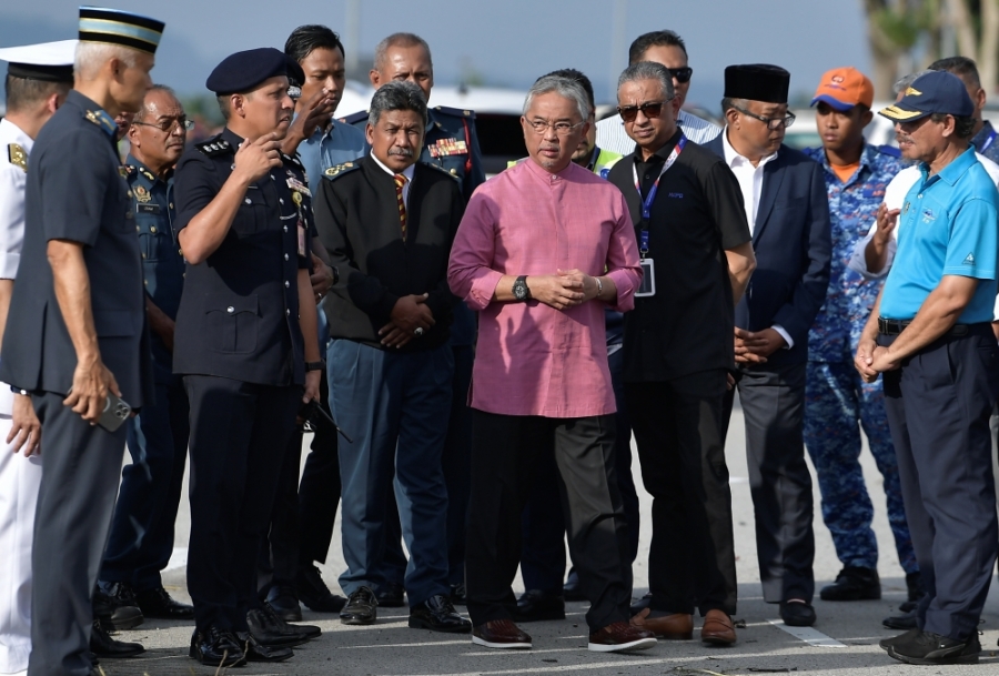 国家元首苏丹阿都拉陛下(中)以个人名义,捐助牙直利大道坠机事件其中一名罹难者。-马新社- 国家元首苏丹阿都拉陛下(中)以个人名义,捐助牙直利大道坠机事件其中一名罹难者。-马新社-