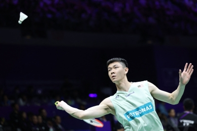 深陷“赞助商球衣训练”风波的李梓嘉,却在世锦赛首圈发挥良好取得与印尼悍将佐纳丹的交手四连胜,挺进次圈将战加拿大杨灿。-法新社- 深陷“赞助商球衣训练”风波的李梓嘉,却在世锦赛首圈发挥良好取得与印尼悍将佐纳丹的交手四连胜,挺进次圈将战加拿大杨灿。-法新社-