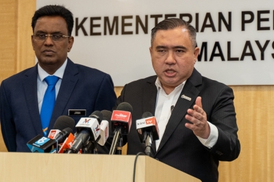 陆兆福说,坠机前的最后30分钟驾驶舱语音记录已下载了,并用电邮传送到了吉隆坡,现在有关当局在分析中,预料未来两周就有结果。-Raymond Manuel摄- 陆兆福说,坠机前的最后30分钟驾驶舱语音记录已下载了,并用电邮传送到了吉隆坡,现在有关当局在分析中,预料未来两周就有结果。-Raymond Manuel摄-