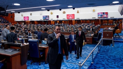 社交媒体早前流传一张依克玛(图)在议会厅内含着一支疑似电子烟的物件。-图取自沙迪阿斯拉夫推特- 社交媒体早前流传一张依克玛(图)在议会厅内含着一支疑似电子烟的物件。-图取自沙迪阿斯拉夫推特-