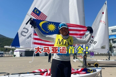 由于周三中午的“奖牌战”因没有风无法比赛取消,因此一路领先排在女子单人艇-爱尔卡6赛项头名的诺莎兹琳,直接自动夺冠,为大马代表团拿下本届亚运会首金!-摘自Team Malaysia推特/精彩大马制图- 由于周三中午的“奖牌战”因没有风无法比赛取消,因此一路领先排在女子单人艇-爱尔卡6赛项头名的诺莎兹琳,直接自动夺冠,为大马代表团拿下本届亚运会首金!-摘自Team Malaysia推特/精彩大马制图-
