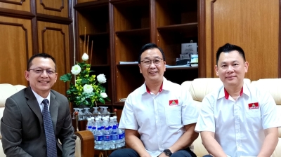 刘华才(中)与罗家荣(右)会见拉扎里,以讨论“前往登州的旅客穿着必须符合伊斯兰教规”一事。-图由罗家荣提供- 刘华才(中)与罗家荣(右)会见拉扎里,以讨论“前往登州的旅客穿着必须符合伊斯兰教规”一事。-图由罗家荣提供-