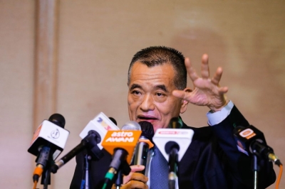 陈德钦说,行动党对安华邀请伊党加入政府一事保持沉默,已经出卖华社。-SAYUTI ZAINUDIN摄- 陈德钦说,行动党对安华邀请伊党加入政府一事保持沉默,已经出卖华社。-SAYUTI ZAINUDIN摄-