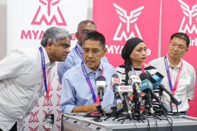 阿兹哈鲁丁表示,尽管MYAirline宣布暂停营运,但并没有解雇任何员工,或安排他们休无薪假。-Yusof Mat Isa摄- 阿兹哈鲁丁表示,尽管MYAirline宣布暂停营运,但并没有解雇任何员工,或安排他们休无薪假。-Yusof Mat Isa摄-