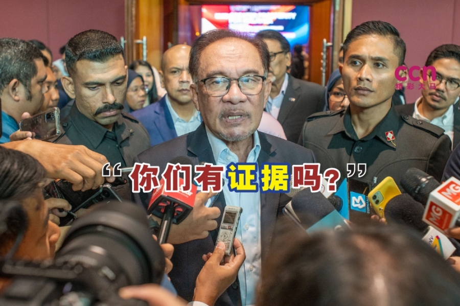 安华要国盟拿出证据,证明是政府“威胁”依斯干达倒戈。-Shafwan Zaidon摄- 安华要国盟拿出证据,证明是政府“威胁”依斯干达倒戈。-Shafwan Zaidon摄-