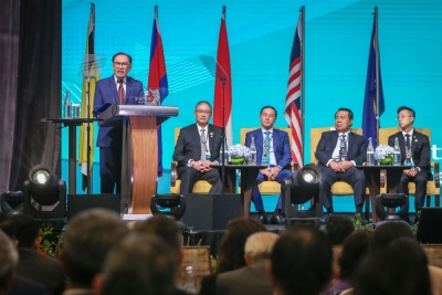 安华(左)在第14届东盟法律协会大会上致词,强调维护国际法的立场。-Yusof Mat Isa摄- 安华(左)在第14届东盟法律协会大会上致词,强调维护国际法的立场。-Yusof Mat Isa摄-