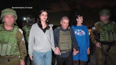 巴勒斯坦激进组织哈马斯释放两名被扣押的美国人,两人是一对母女,分别59和17岁。以色列证实已接回2人。-法新社- 巴勒斯坦激进组织哈马斯释放两名被扣押的美国人,两人是一对母女,分别59和17岁。以色列证实已接回2人。-法新社-