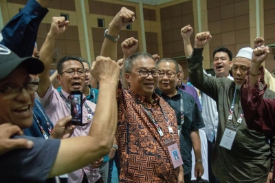 苏海里(中)接受土团党领导层撤换其联邦直辖区及纳闽区部主席职决定。-马新社- 苏海里(中)接受土团党领导层撤换其联邦直辖区及纳闽区部主席职决定。-马新社-