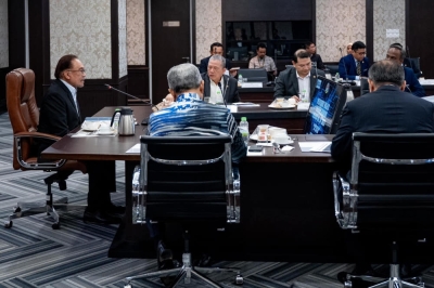 安华主持国家经济行动理事会会议。-安华脸书- 安华主持国家经济行动理事会会议。-安华脸书-