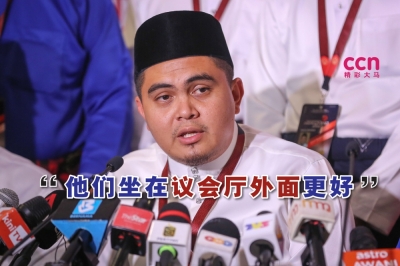 阿克玛说,这3人仍然可以被贴上“政治青蛙”的标签,因此应该要远离国会下议院。-Yusof Mat Isa摄- 阿克玛说,这3人仍然可以被贴上“政治青蛙”的标签,因此应该要远离国会下议院。-Yusof Mat Isa摄-