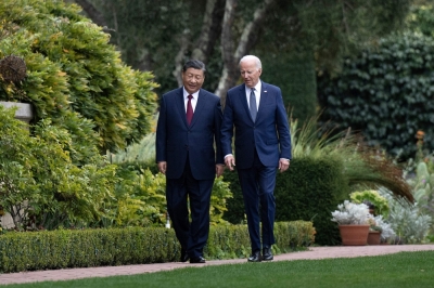 习近平(左)与拜登结束会晤后,在费罗丽庄园散步交谈。期间,拜登向在场记者竖起两个大拇指,称会谈进展“很好”。-法新社- 习近平(左)与拜登结束会晤后,在费罗丽庄园散步交谈。期间,拜登向在场记者竖起两个大拇指,称会谈进展“很好”。-法新社-