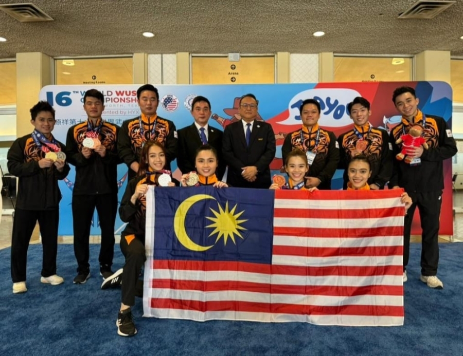 所有在本届武术世锦赛摸牌的大马健将,与大马武术总会会长张金发和教练合影。-摘自大马武术总会脸书- 所有在本届武术世锦赛摸牌的大马健将,与大马武术总会会长张金发和教练合影。-摘自大马武术总会脸书-