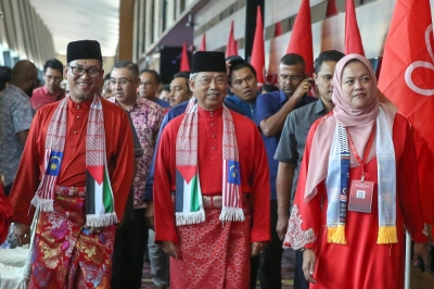 慕尤丁出席土团党全国大会,与众领袖进入会场。-Yusof Mat Isa摄- 慕尤丁出席土团党全国大会,与众领袖进入会场。-Yusof Mat Isa摄-