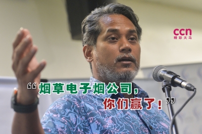 随着禁烟世代条文被撤,凯里形容今天是“伤心的一天”,对烟草和电子烟公司来说却是一大胜利。-精彩大马制图- 随着禁烟世代条文被撤,凯里形容今天是“伤心的一天”,对烟草和电子烟公司来说却是一大胜利。-精彩大马制图-