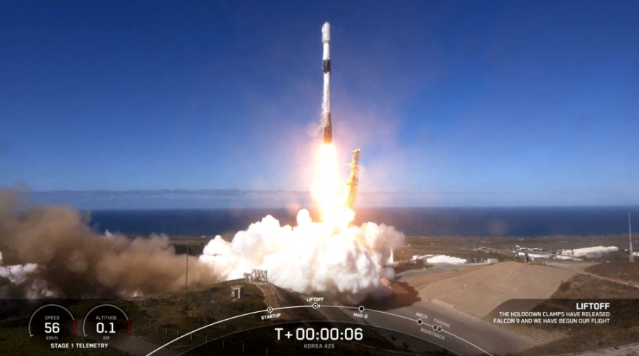 美国亿万富豪马斯克旗下的SpaceX“猎鹰9号”火箭载运著韩国的侦察卫星,在大马时间周六凌晨于加州范登堡美国太空部队基地升空。-法新社- 美国亿万富豪马斯克旗下的SpaceX“猎鹰9号”火箭载运著韩国的侦察卫星,在大马时间周六凌晨于加州范登堡美国太空部队基地升空。-法新社-