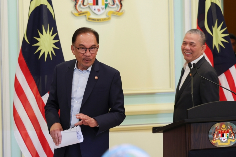 法迪拉(右)说,内阁改组是首相安华(左)的特权,并指对方肯定会评估部长人选的技能与知识,是否与相关部门匹配。-马新社- 法迪拉(右)说,内阁改组是首相安华(左)的特权,并指对方肯定会评估部长人选的技能与知识,是否与相关部门匹配。-马新社-