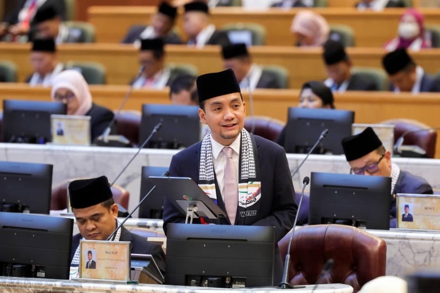 翁哈菲兹周日在州议会上表示,柔佛州政府建议联邦政府在新山移民、关税及检疫大厦,采用类似新加坡二维码系统。-马新社- 翁哈菲兹周日在州议会上表示,柔佛州政府建议联邦政府在新山移民、关税及检疫大厦,采用类似新加坡二维码系统。-马新社-