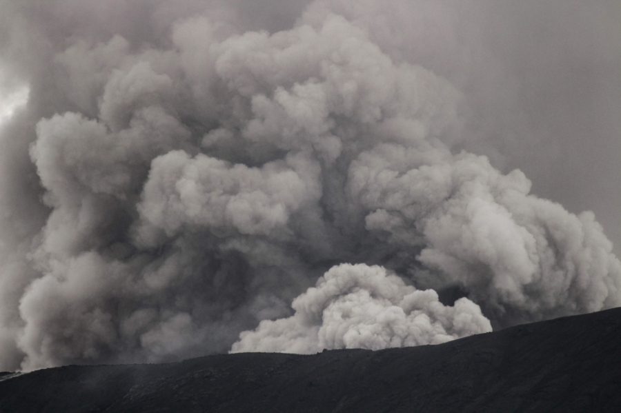 默拉皮火山喷发时,火山灰柱高达3000公尺,有75名登山者被困,其后有52人被安全疏散。默拉皮火山周三仍在喷发火山灰。-法新社- 默拉皮火山喷发时,火山灰柱高达3000公尺,有75名登山者被困,其后有52人被安全疏散。默拉皮火山周三仍在喷发火山灰。-法新社-