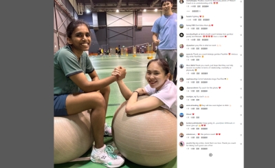 国羽队教练总监烈西在Instagram发出陈康乐和蒂娜笑容满脸的合照,确认双姝已经冰释前嫌并积极备战大马公开赛。-烈西Instagram截屏- 国羽队教练总监烈西在Instagram发出陈康乐和蒂娜笑容满脸的合照,确认双姝已经冰释前嫌并积极备战大马公开赛。-烈西Instagram截屏-