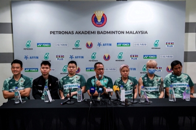 出发前往杭州征战世羽联总决赛发布会,左起男双教练陈斌生、苏伟译、谢定峰、教练总监烈西、杜依蔚、陈堂杰以及印尼混双传奇教练诺瓦。-马新社- 出发前往杭州征战世羽联总决赛发布会,左起男双教练陈斌生、苏伟译、谢定峰、教练总监烈西、杜依蔚、陈堂杰以及印尼混双传奇教练诺瓦。-马新社-