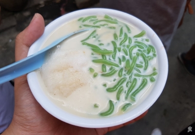 亚航旗下的机餐品牌Santan,现在在3万5000尺高空上提供大马人最爱的消暑甜品煎蕊。-图摘自Soya Cincau- 亚航旗下的机餐品牌Santan,现在在3万5000尺高空上提供大马人最爱的消暑甜品煎蕊。-图摘自Soya Cincau-