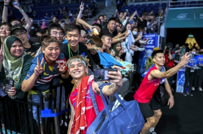 王耀新/张御宇在决胜局大比分落后的情况下,展开猛攻急起直追,最终险胜丹麦强档杀进大马公开赛8强,成为周四首支杀进8强的大马球员,赛后跟球迷庆祝合影。-马新社- 王耀新/张御宇在决胜局大比分落后的情况下,展开猛攻急起直追,最终险胜丹麦强档杀进大马公开赛8强,成为周四首支杀进8强的大马球员,赛后跟球迷庆祝合影。-马新社-