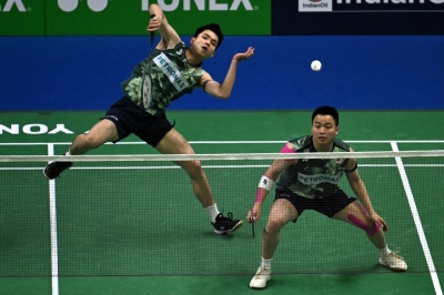 谢定峰(右)因左眼在比赛中遭印度男双好手齐拉格的超快回球击伤,影响视线导致输球,与苏伟译无缘印度公开赛决赛。-法新社- 谢定峰(右)因左眼在比赛中遭印度男双好手齐拉格的超快回球击伤,影响视线导致输球,与苏伟译无缘印度公开赛决赛。-法新社-