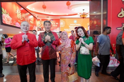 莫哈末哈山(左2)携夫人到马华出席新春大团拜。-图取自莫哈末哈山面子书- 莫哈末哈山(左2)携夫人到马华出席新春大团拜。-图取自莫哈末哈山面子书-