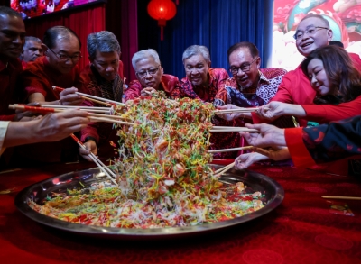 莫哈末哈山(左3)出席马华新春团拜后,接受媒体访问时说,巫统依然觉得没必要“向联合国教科文组织申请把雪州华人新村列为世界非物质文化遗产”。-马新社- 莫哈末哈山(左3)出席马华新春团拜后,接受媒体访问时说,巫统依然觉得没必要“向联合国教科文组织申请把雪州华人新村列为世界非物质文化遗产”。-马新社-