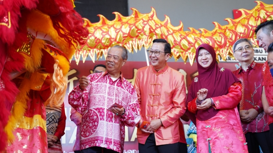 慕尤丁(右)与刘华才(中)在国盟新春大团拜欣赏舞狮表演。-图取自民政党- 慕尤丁(右)与刘华才(中)在国盟新春大团拜欣赏舞狮表演。-图取自民政党-