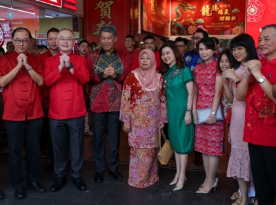 魏家祥(左2)说,今年出席马华新春团拜的人数比去年更多,有联合政府的十多位的正副部长,还有前大使、前部长等。-马新社- 魏家祥(左2)说,今年出席马华新春团拜的人数比去年更多,有联合政府的十多位的正副部长,还有前大使、前部长等。-马新社-