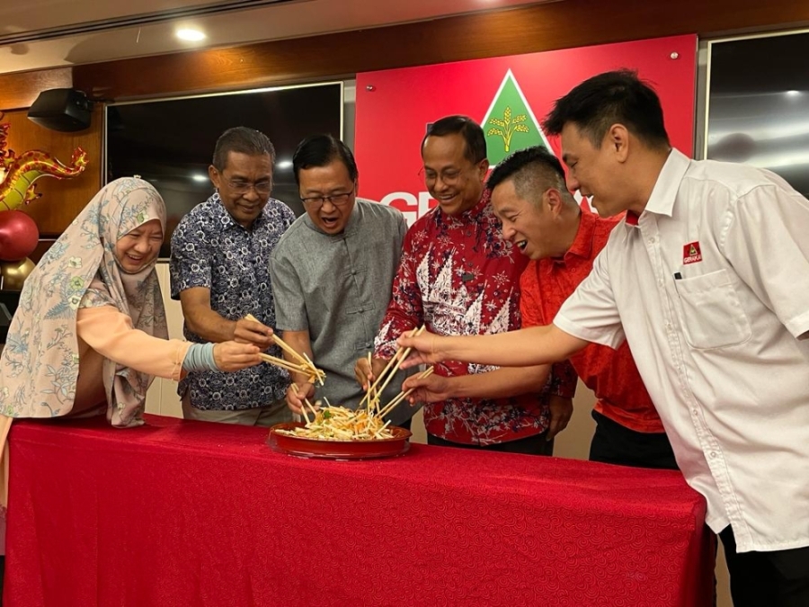 阿末山苏里(右3)与刘华才(左3)及一众国盟领袖一同捞生。-陈亿佩摄- 阿末山苏里(右3)与刘华才(左3)及一众国盟领袖一同捞生。-陈亿佩摄-