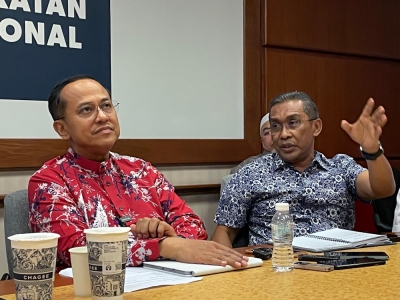 达基尤丁(右)说,只要当事人的案件败诉,他都会将当天形容为“黑色的一天”。左为阿末山苏里。-陈亿佩摄- 达基尤丁(右)说,只要当事人的案件败诉,他都会将当天形容为“黑色的一天”。左为阿末山苏里。-陈亿佩摄-