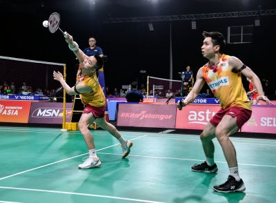 谢定峰/苏伟译直落两局击退台湾双胞胎组合李芳任/李芳至,帮队友吴世飞/诺伊祖丁报遭淘汰的一箭之仇,高歌挺进法国公开赛8强。-马新社- 谢定峰/苏伟译直落两局击退台湾双胞胎组合李芳任/李芳至,帮队友吴世飞/诺伊祖丁报遭淘汰的一箭之仇,高歌挺进法国公开赛8强。-马新社-