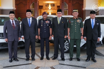 苏丹依布拉欣陛下御赐宝腾X90运动型休旅车,予全国警察总长拉扎鲁丁和数名国家王宫大臣,表彰他们的卓越服务和贡献。-图源Sultan Ibrahim Sultan Iskandar面子书- 苏丹依布拉欣陛下御赐宝腾X90运动型休旅车,予全国警察总长拉扎鲁丁和数名国家王宫大臣,表彰他们的卓越服务和贡献。-图源Sultan Ibrahim Sultan Iskandar面子书-