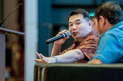 拉菲兹说,据他了解,砂拉越推迟注册PADU的指示仅限于州政府官员和职员。-Sayuti Zainudin摄- 拉菲兹说,据他了解,砂拉越推迟注册PADU的指示仅限于州政府官员和职员。-Sayuti Zainudin摄-