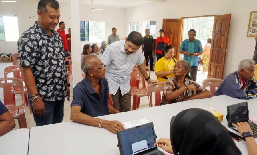 莫哈末乌兹尔周日在吉打本同甘榜杜瑟出席暹罗社区PADU活动时,与民众互动。-马新社- 莫哈末乌兹尔周日在吉打本同甘榜杜瑟出席暹罗社区PADU活动时,与民众互动。-马新社-