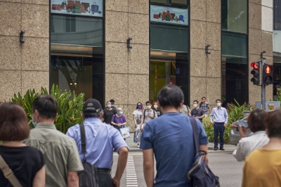 新加坡最新公布就业准则指引,今年12月1日起员工可向雇主提出一周四天工作、增加远距办公天数或调整工时等弹性上班要求,以配合留人才的国际趋势。-彭博社-   新加坡最新公布就业准则指引,今年12月1日起员工可向雇主提出一周四天工作、增加远距办公天数或调整工时等弹性上班要求,以配合留人才的国际趋势。-彭博社-