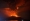 位于北苏拉威西省的鲁昂火山周二晚间9时45分首度喷发，昨天一整天又喷发4次，火山口内岩浆翻腾，火光染红了夜空。-法新社-