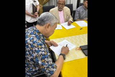 梅嘉祖卡奈因说,阿末扎希签署宣誓书,证明他是真心诚意想要帮纳吉。-图取自梅嘉祖卡奈因脸书- 梅嘉祖卡奈因说,阿末扎希签署宣誓书,证明他是真心诚意想要帮纳吉。-图取自梅嘉祖卡奈因脸书-