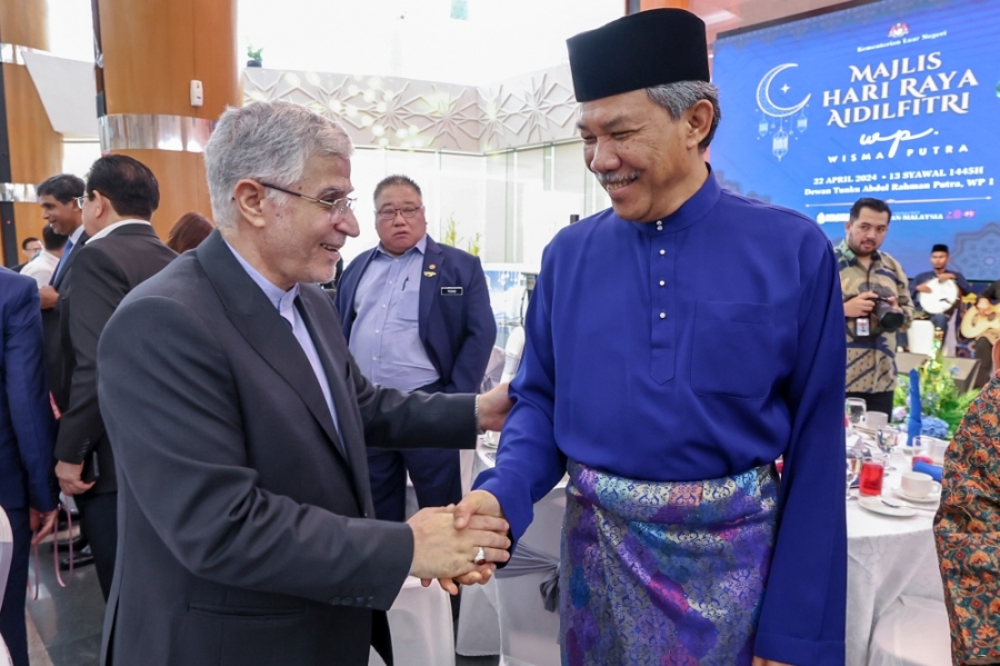 莫哈末哈山(右)周一在外交部开斋节庆祝活动上,欢迎伊朗驻马大使瓦里欧拉。-马新社- 莫哈末哈山(右)周一在外交部开斋节庆祝活动上,欢迎伊朗驻马大使瓦里欧拉。-马新社-