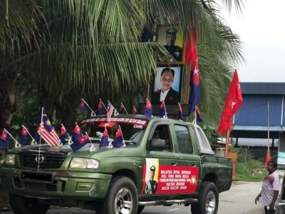 阿末法德里谴责希盟竞选团队,竟滥用国家元首苏丹依布拉欣的肖像,来提高新古毛州席补选行动党候选人彭小桃的人气。-图取自Fadhli Shaari面子书- 阿末法德里谴责希盟竞选团队,竟滥用国家元首苏丹依布拉欣的肖像,来提高新古毛州席补选行动党候选人彭小桃的人气。-图取自Fadhli Shaari面子书-